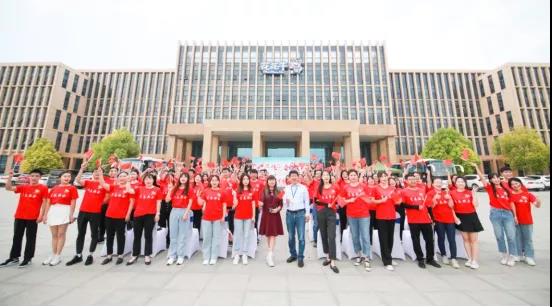 做白色的牛奶，創(chuàng)紅色的企業(yè)，花花牛乳業(yè)集團青春歌會慶祝建黨100周年