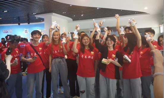 做白色的牛奶，創(chuàng)紅色的企業(yè)，花花牛乳業(yè)集團青春歌會慶祝建黨100周年