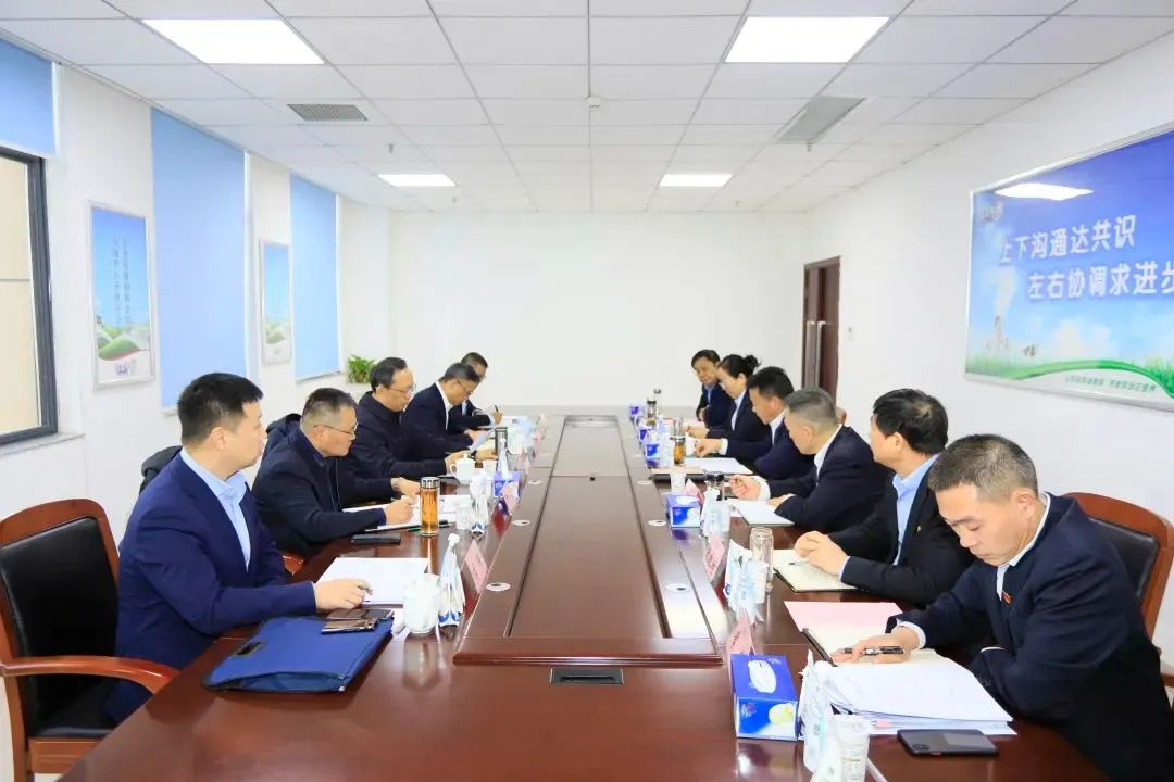 省政府國資委黨委書記、主任李濤一行到花花牛乳業(yè)集團調(diào)研