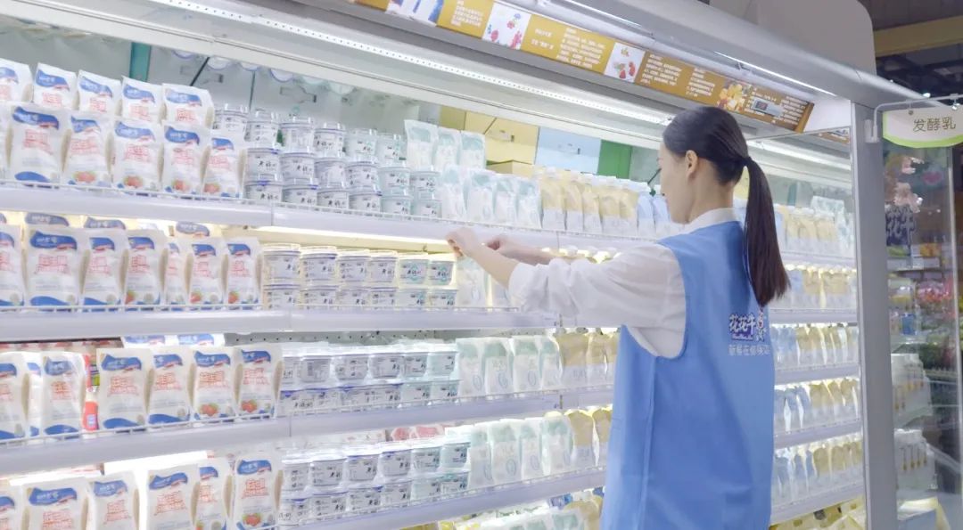 點(diǎn)贊！河南日?qǐng)?bào)要聞02版——報(bào)道花花牛乳業(yè)集團(tuán)鄭州分公司乳制品生產(chǎn)場(chǎng)景，彰顯花花牛乳業(yè)集團(tuán)發(fā)展新活力