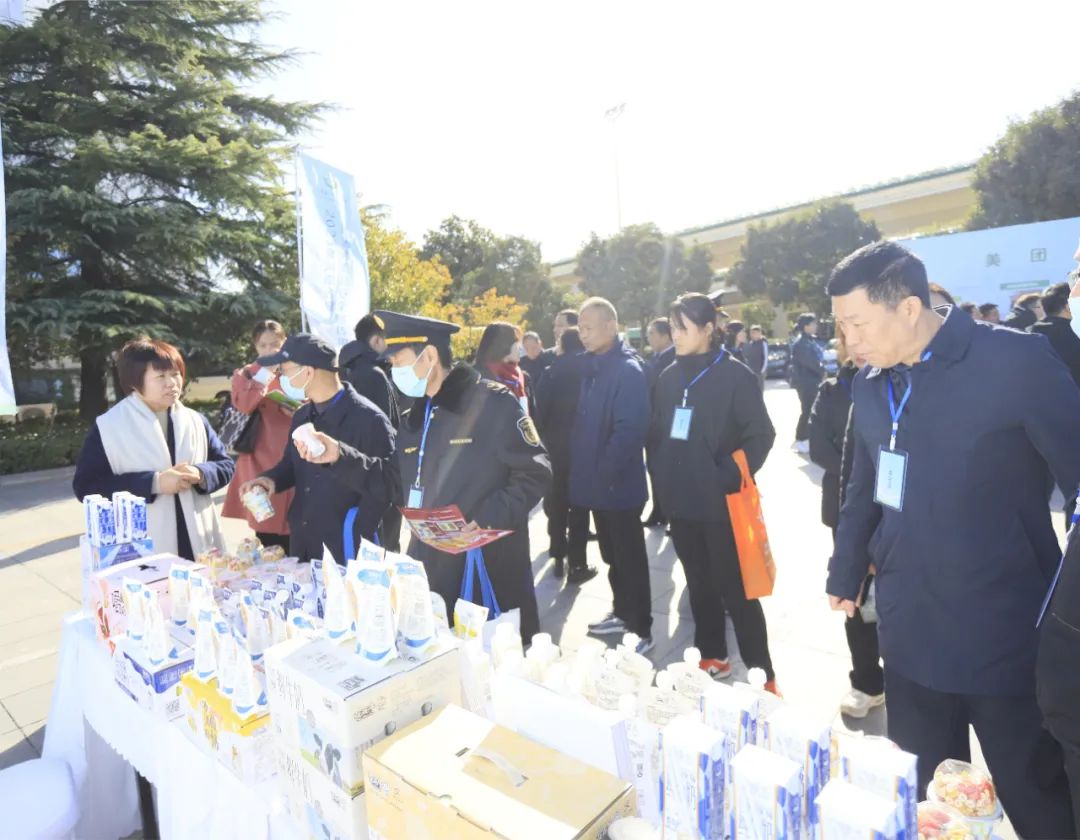 花花牛丨落實食品生產(chǎn)加工企業(yè)質(zhì)量安全主體責(zé)任，助力人民群眾生活更美好——2023年河南省暨鄭州食品安全宣傳周啟動儀式隆重舉行