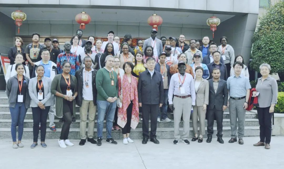 北京大學南南合作與發(fā)展學院教授、全球伙伴關(guān)系主任周詠梅一行蒞臨花花牛平輿瑞亞牧業(yè)參觀調(diào)研