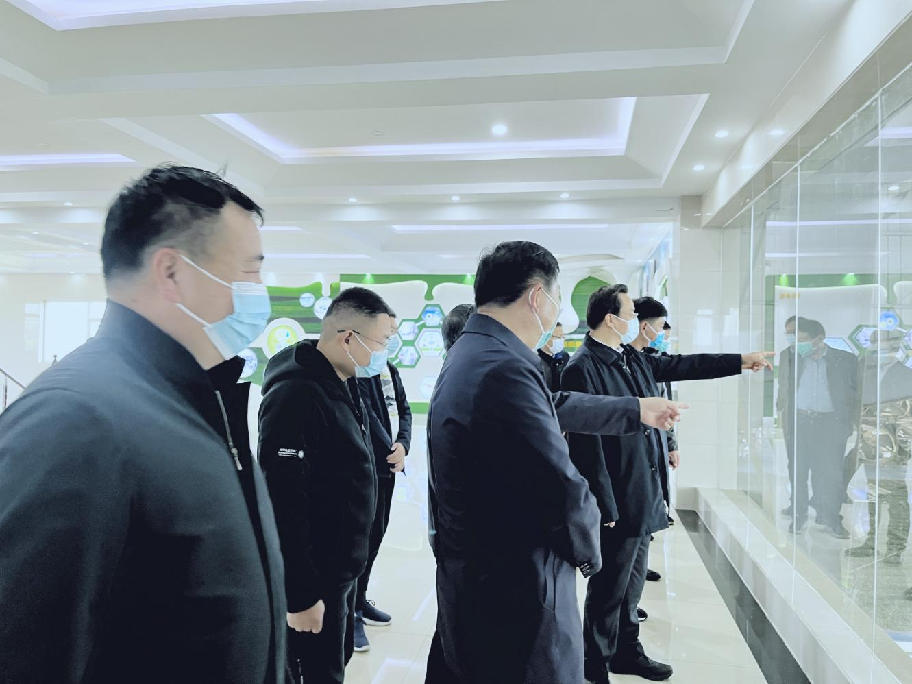 河南省人大常委會黨組書記、副主任孔昌生蒞臨花花牛魯山瑞亞牧場參觀調(diào)研