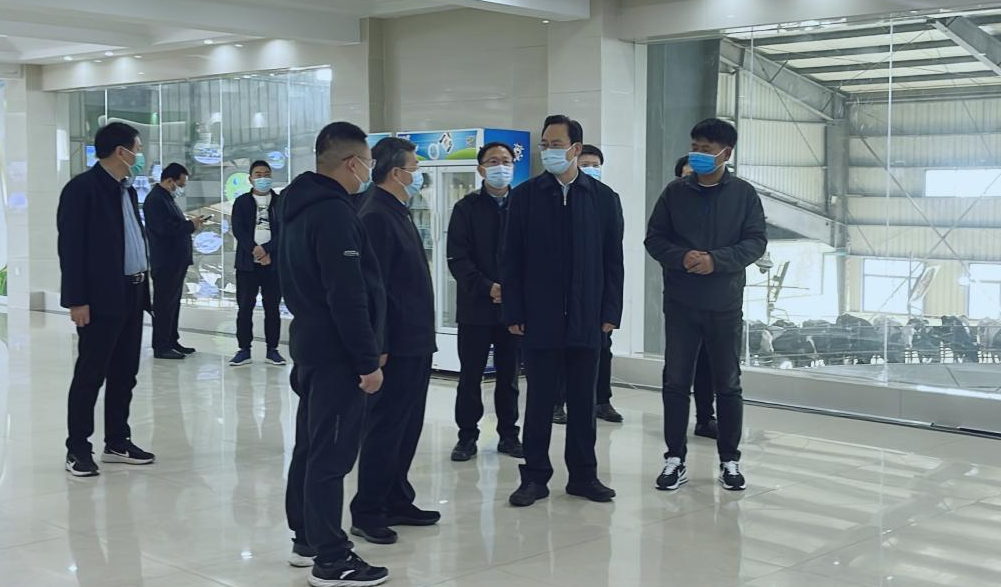 河南省人大常委會黨組書記、副主任孔昌生蒞臨花花牛魯山瑞亞牧場參觀調(diào)研