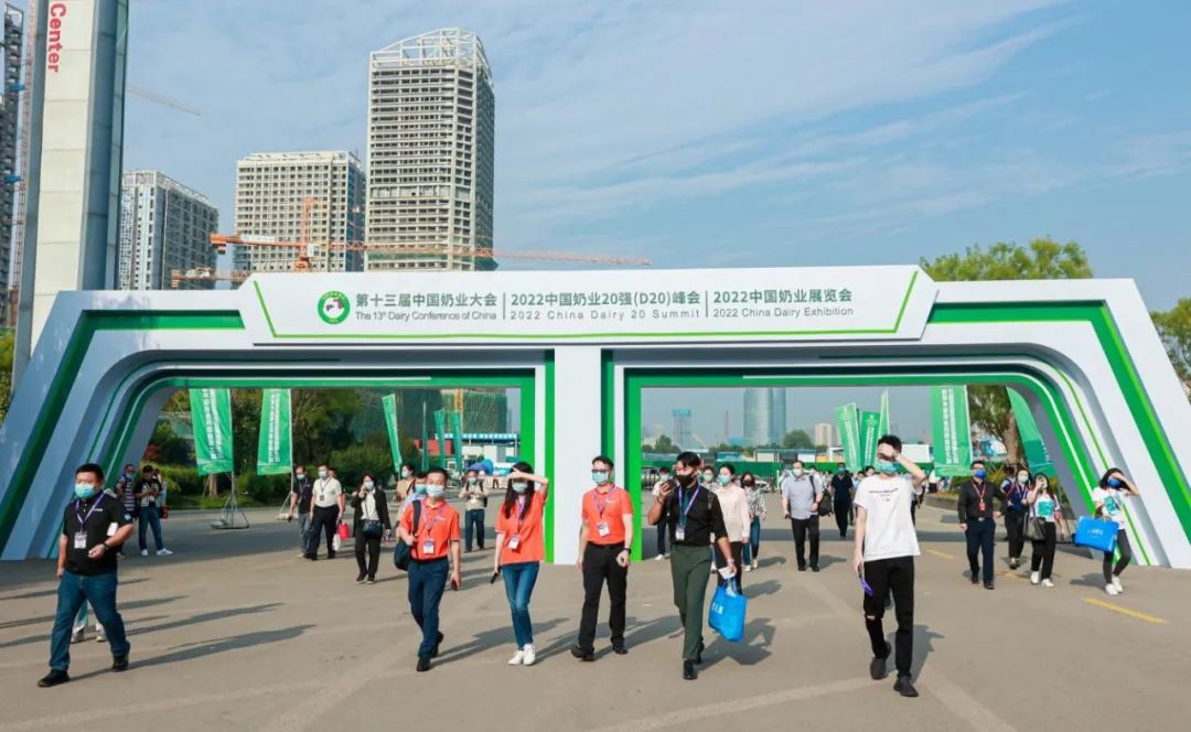 第十三屆奶業(yè)大會(huì)暨D20峰會(huì)在泉城濟(jì)南召開(kāi) | 花花牛乳業(yè)榮膺“優(yōu)秀乳品加工企業(yè)” 第十三屆奶業(yè)大會(huì)暨D20峰會(huì)在泉城濟(jì)南召開(kāi) | 花花牛乳業(yè)榮膺“優(yōu)秀乳品加工企業(yè)”