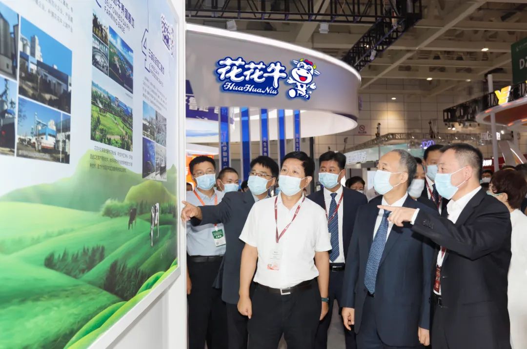 第十三屆奶業(yè)大會(huì)暨D20峰會(huì)在泉城濟(jì)南召開(kāi) | 花花牛乳業(yè)榮膺“優(yōu)秀乳品加工企業(yè)” 第十三屆奶業(yè)大會(huì)暨D20峰會(huì)在泉城濟(jì)南召開(kāi) | 花花牛乳業(yè)榮膺“優(yōu)秀乳品加工企業(yè)”