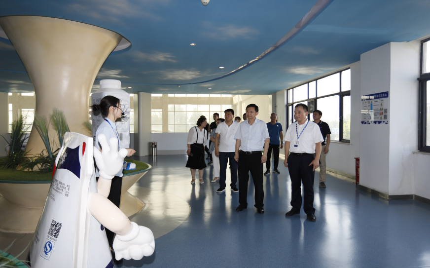 快訊|鄭州市二七區(qū)委副書記、區(qū)長虎榮鑫蒞臨河南花花牛乳業(yè)集團調(diào)研