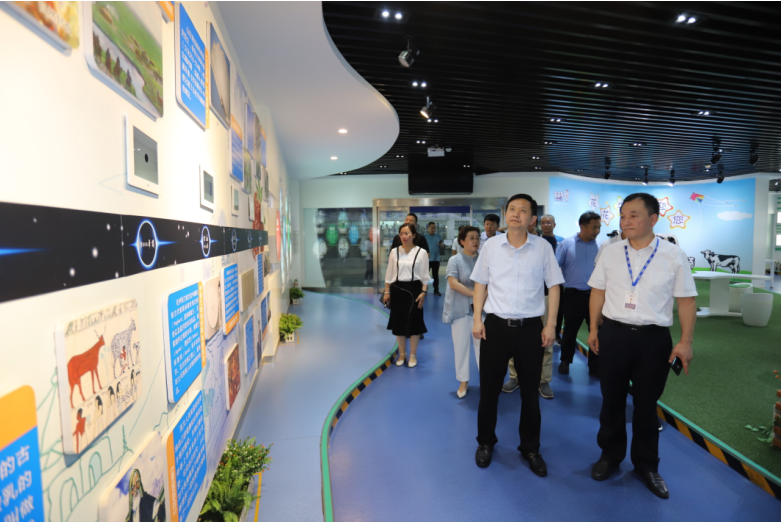 快訊|鄭州市二七區(qū)委副書記、區(qū)長虎榮鑫蒞臨河南花花牛乳業(yè)集團調(diào)研