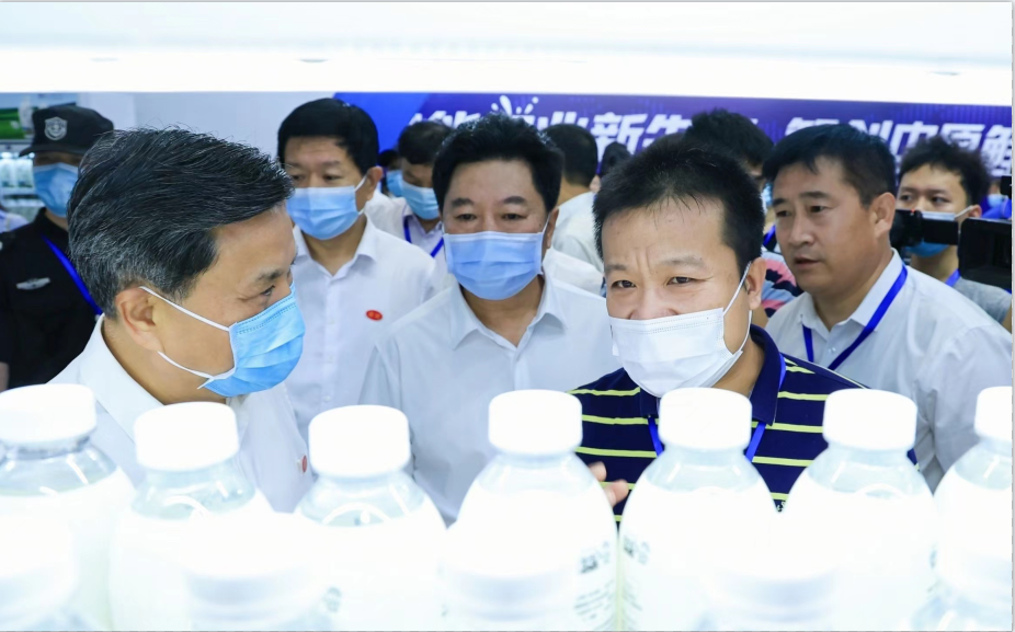 花花牛 | 第34屆中原畜牧業(yè)交易博覽會(huì)開(kāi)幕河南省人民政府副省長(zhǎng)武國(guó)定蒞臨花花牛展臺(tái)參觀