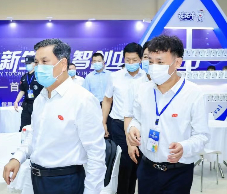 花花牛 | 第34屆中原畜牧業(yè)交易博覽會(huì)開(kāi)幕河南省人民政府副省長(zhǎng)武國(guó)定蒞臨花花牛展臺(tái)參觀