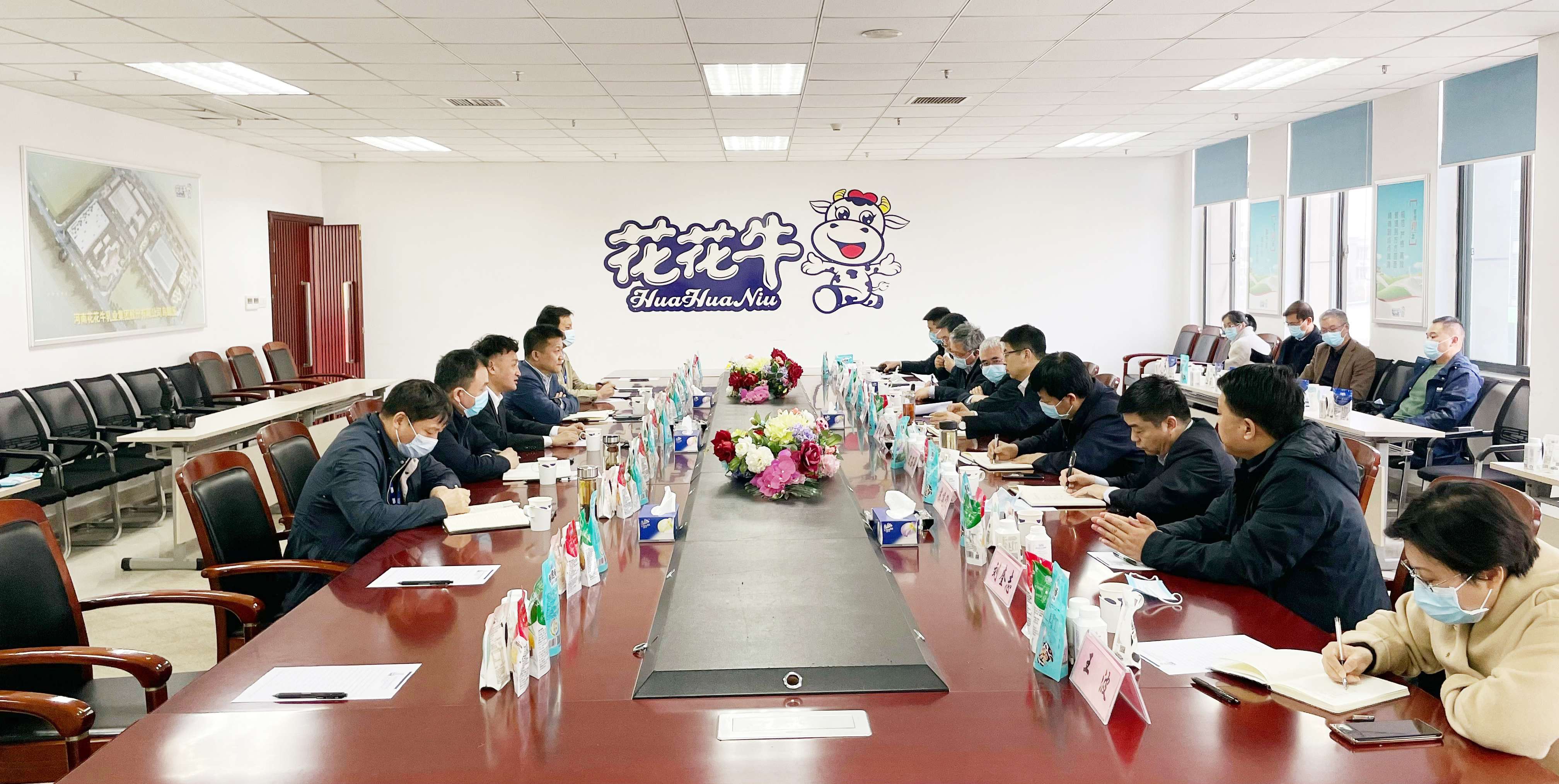 河南省委常委、副省長費東斌蒞臨 花花牛乳業(yè)集團(tuán)調(diào)研