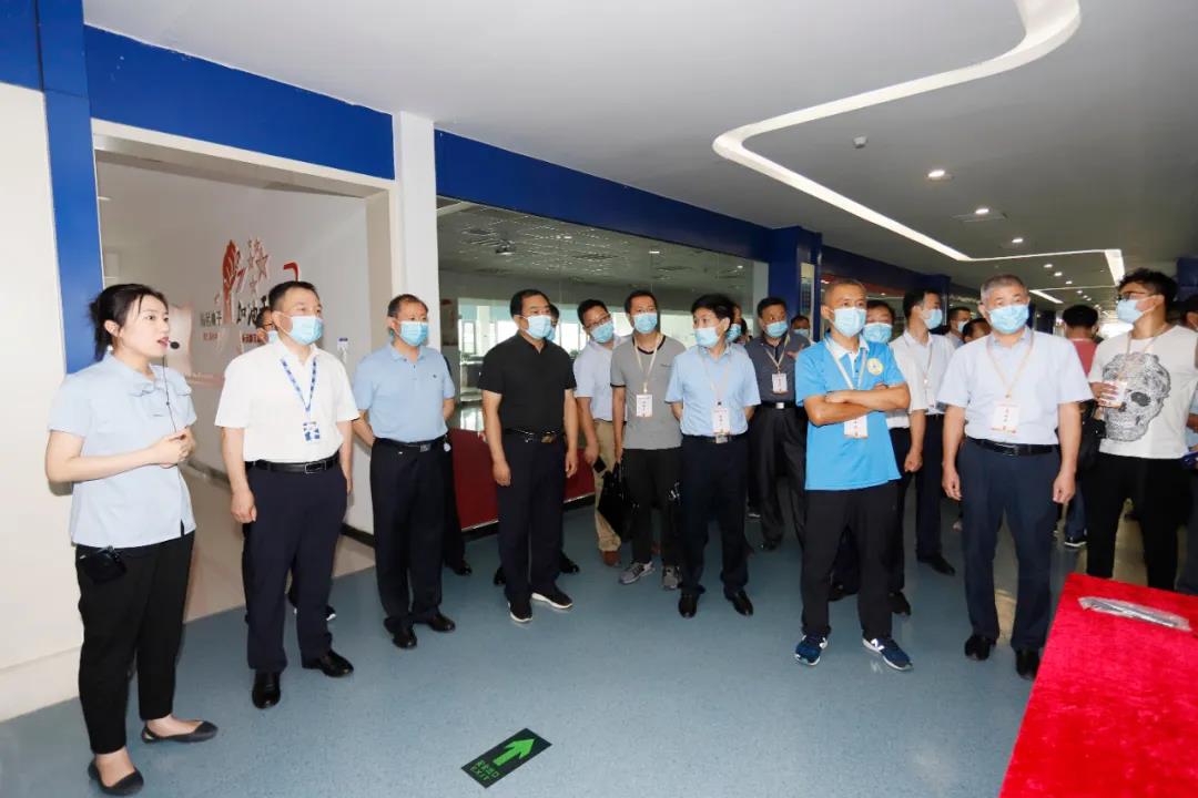 鄭州市安全生產(chǎn)雙重預(yù)防體系建設(shè)現(xiàn)場觀摩會在花花牛乳業(yè)集團(tuán)鄭州分公司召開 鄭州市安全生產(chǎn)雙重預(yù)防體系建設(shè)現(xiàn)場觀摩會在花花牛乳業(yè)集團(tuán)鄭州分公司召開