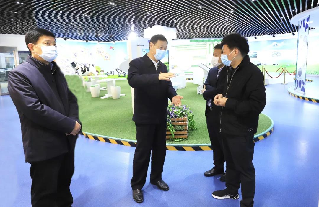 河南省委農(nóng)辦主任、農(nóng)業(yè)農(nóng)村廳廳長申延平一行調(diào)研河南花花牛乳業(yè)集團