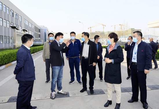 鄭州市人大副主任孫黎、市政府副市長李喜安一行 蒞臨花花牛開展“三送一強”活動