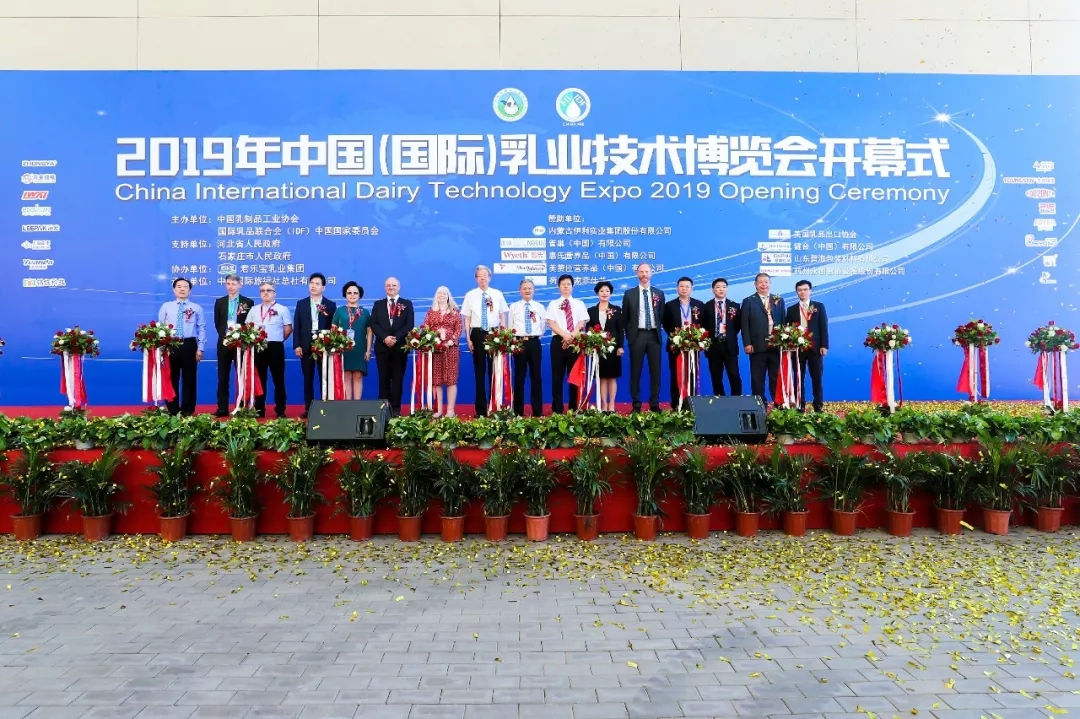 中國(guó)乳制品工業(yè)協(xié)會(huì)第二十五次年會(huì)召開(kāi)！花花?？偛枚T峰獲“振興乳業(yè)領(lǐng)軍人”榮譽(yù)稱號(hào)