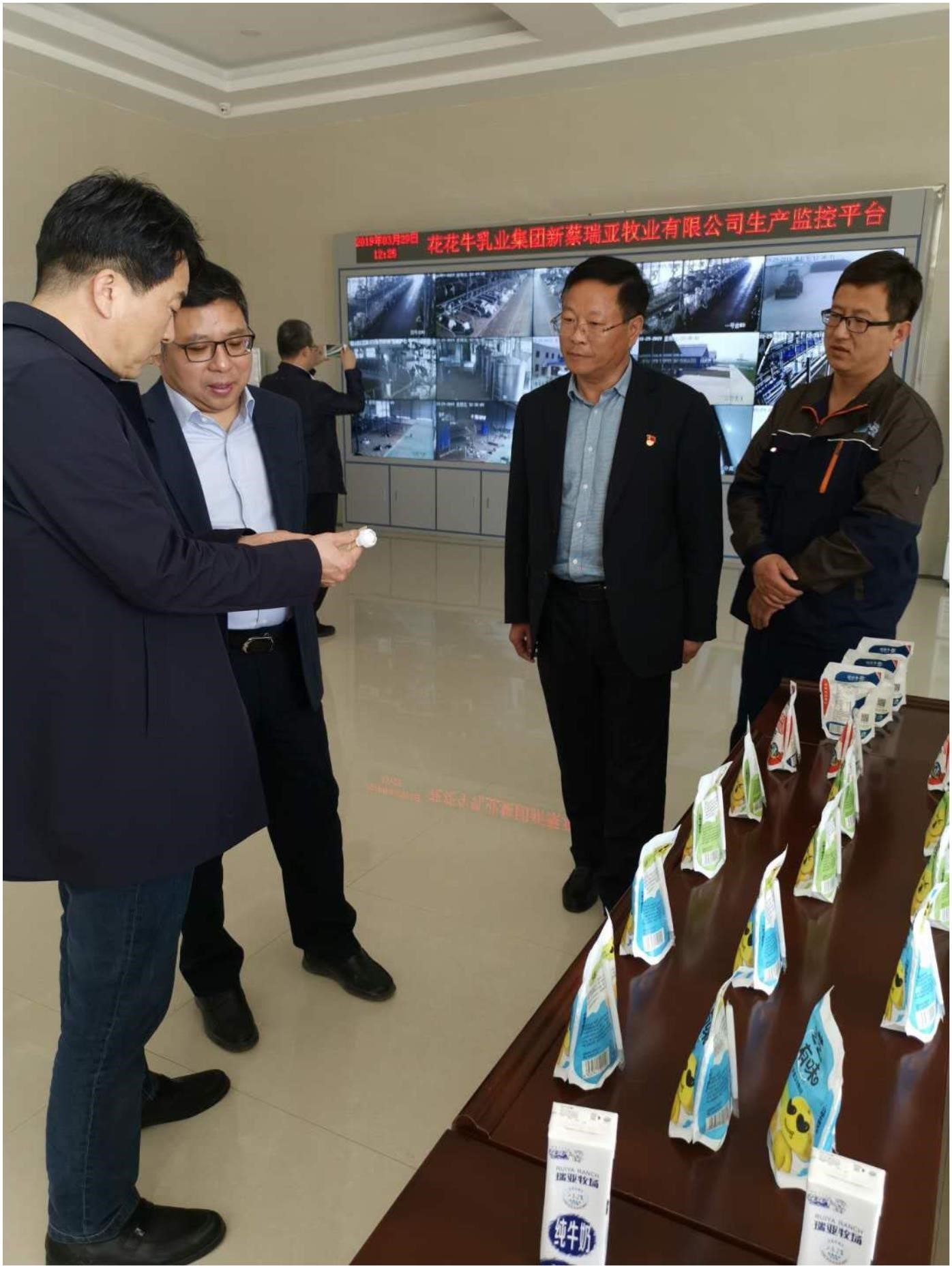 中國(guó)建設(shè)銀行河南省分行行長(zhǎng)石永拴 蒞臨花花牛新蔡瑞亞牧業(yè)有限公司考察調(diào)研 中國(guó)建設(shè)銀行河南省分行行長(zhǎng)石永拴 蒞臨花花牛新蔡瑞亞牧業(yè)有限公司考察調(diào)研