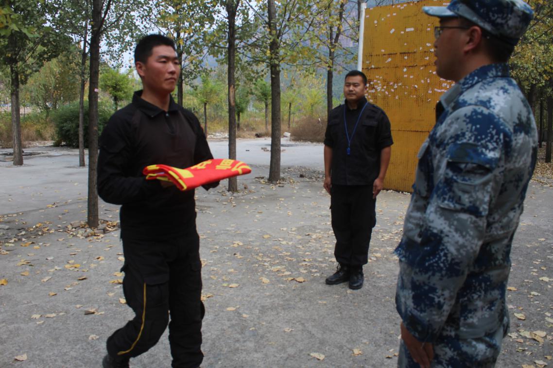 組織開(kāi)展戶外拓展訓(xùn)練活動(dòng)