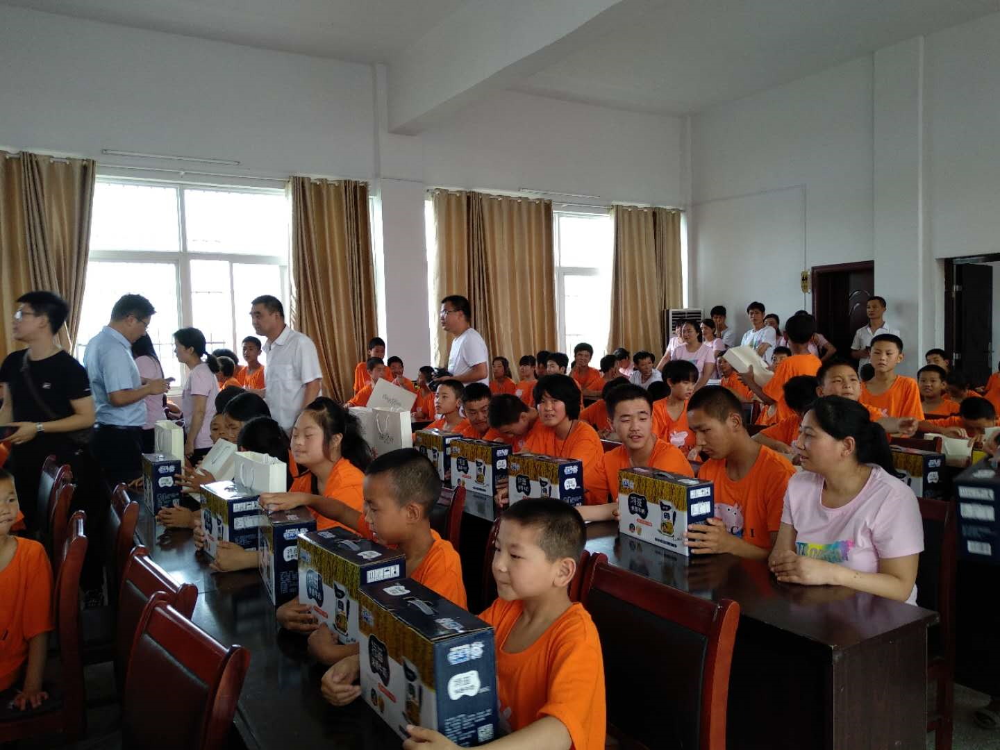 “關(guān)愛特殊兒童，讓愛灑滿人間—花花牛乳業(yè)集團2018中國小康牛奶行動” 公益助學(xué)泌陽捐贈儀式