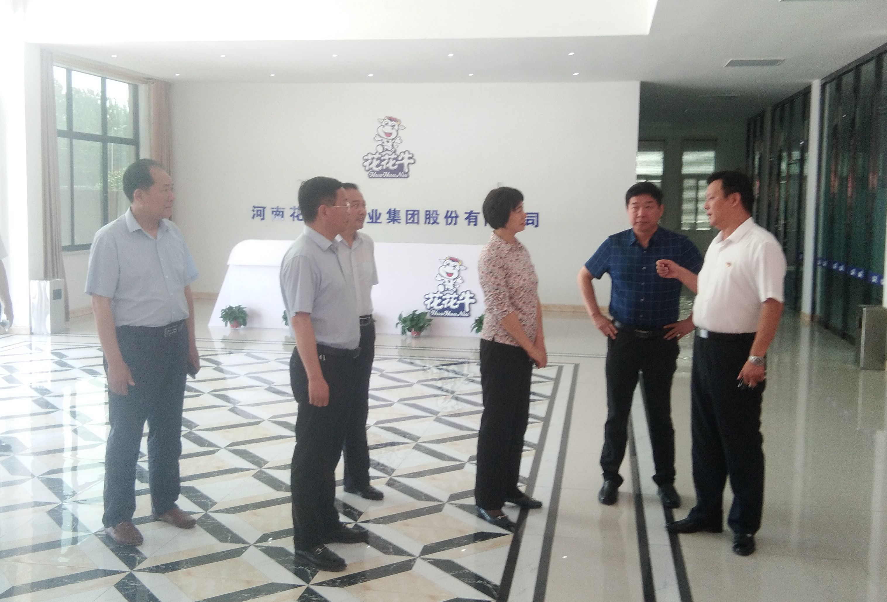 駐馬店市委常委、統(tǒng)戰(zhàn)部長姚新文 蒞臨花花牛乳業(yè)集團(tuán)總部調(diào)研