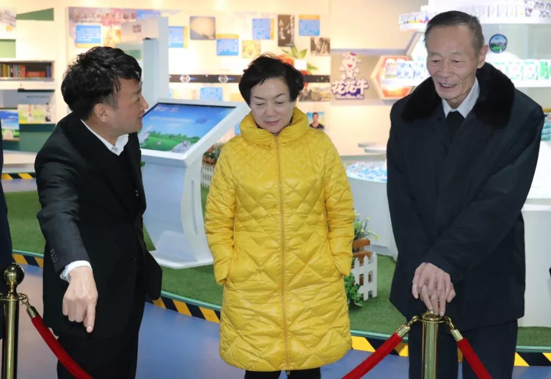 中國奶業(yè)協(xié)會高鴻賓會長蒞臨花花牛指導工作