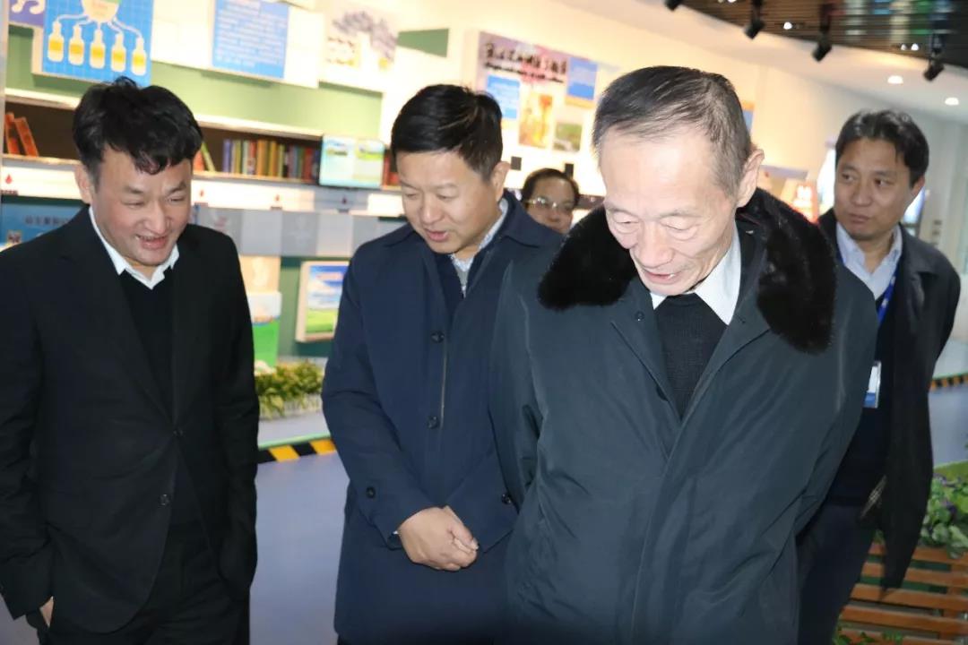 中國奶業(yè)協(xié)會高鴻賓會長蒞臨花花牛指導工作