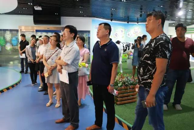 河南省食品安全座談會(huì)暨百場(chǎng)食安講座進(jìn)校園啟動(dòng)儀式在花花牛舉行 河南省食品安全座談會(huì)暨百場(chǎng)食安講座進(jìn)校園啟動(dòng)儀式在花花牛舉行