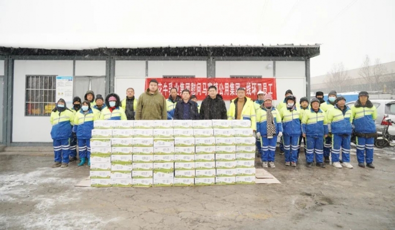 慰問一線環(huán)衛(wèi)工，禮贈新鮮花花牛